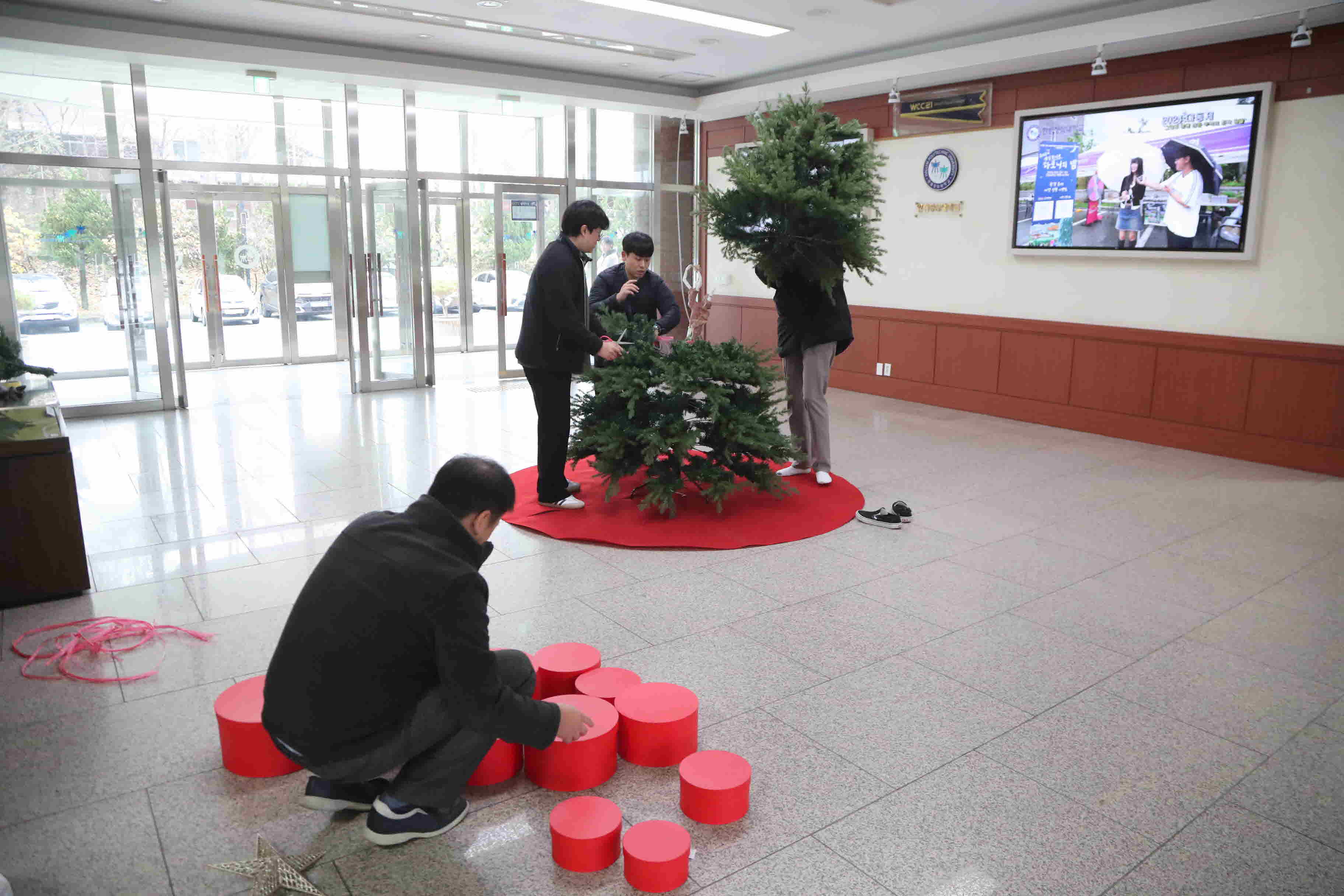 2025년 본관 1층 크리스마스 트리 설치